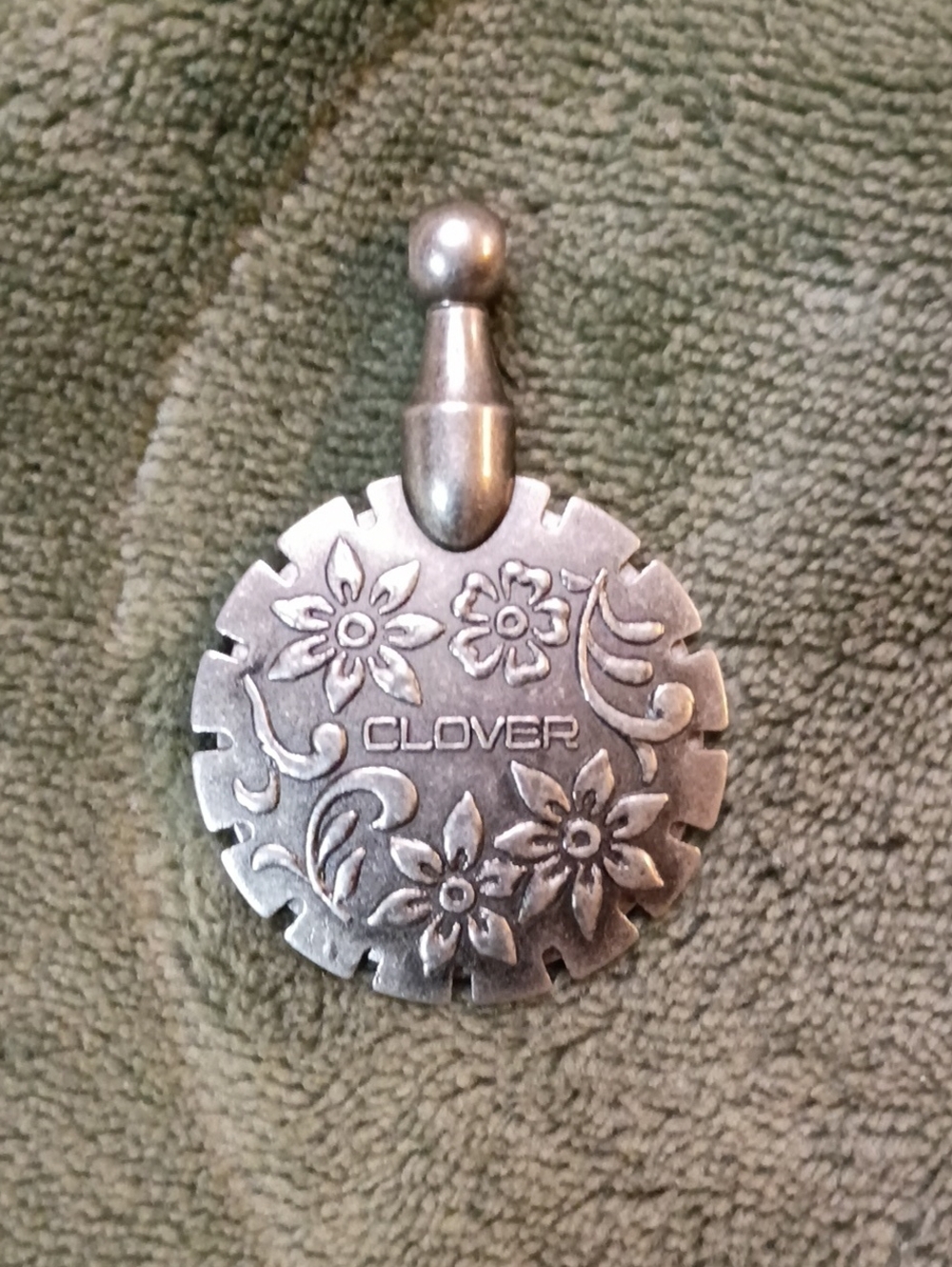 Vintage Clover Floral Thread Cutter Pendant Necklace